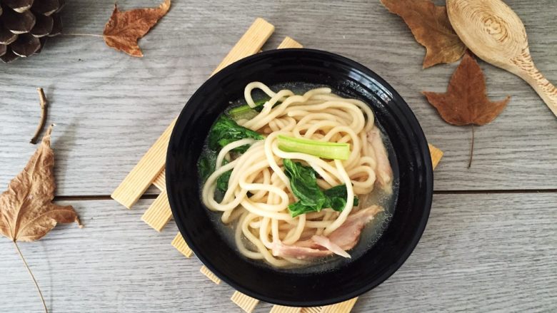 青菜鸡汤面,盛入碗中食用。