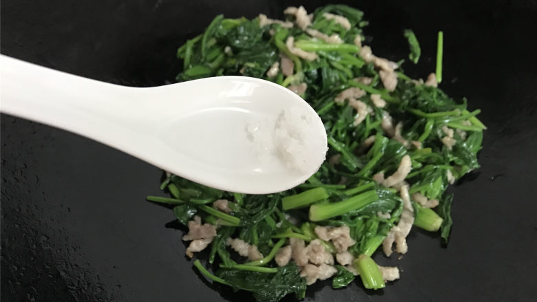 菠菜肉丝炒年糕,拌匀后再加少许盐调味后把菠菜盛出。