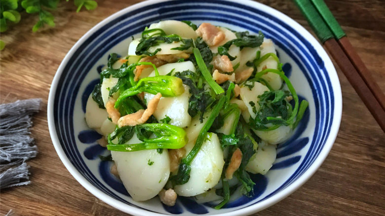 菠菜肉丝炒年糕,做法简单，鲜美好吃的菠菜肉丝炒年糕。