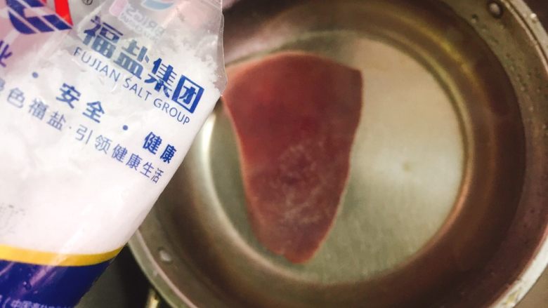 五香猪肝,用盐水浸泡1个小时,尽量除去血水
