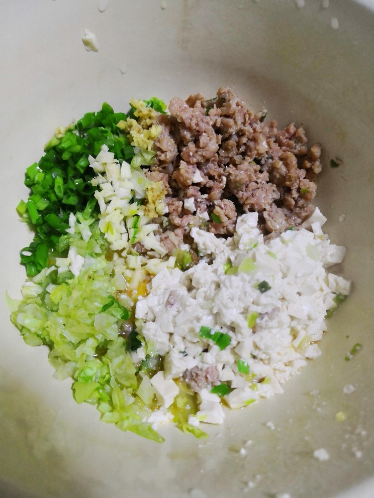 纸卷油条,猪肉剁馅儿、豆腐捣碎、生菜切碎,葱花、姜蒜末,适量盐与胡椒粉,少许料酒,生抽一起搅拌成馅儿。