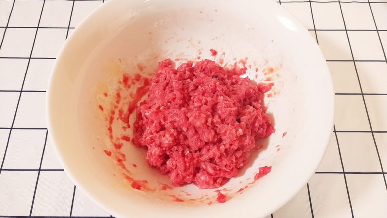 爆浆芝士牛肉丸子,加<a style='color:red;display:inline-block;' href='/shicai/ 718'>料酒</a>,拌匀,如果太干可以加少许水