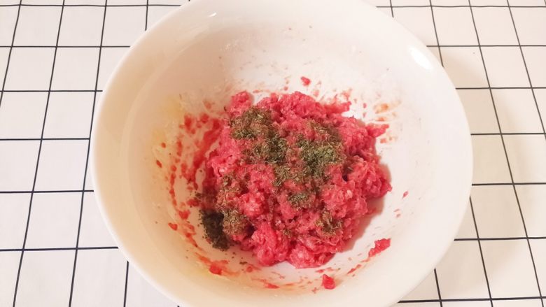 爆浆芝士牛肉丸子,加入欧芹碎,也可以用芹菜碎或者香菜碎代替