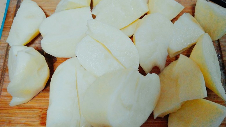 土豆丸(也叫假鱼丸),将土豆切大块