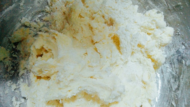 土豆丸(也叫假鱼丸),木薯粉加进去,会呈现这种状态,要多揉