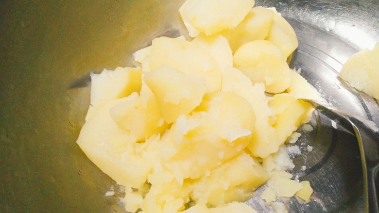土豆丸(也叫假鱼丸),煮好的土豆,沥干水,倒入大盆里