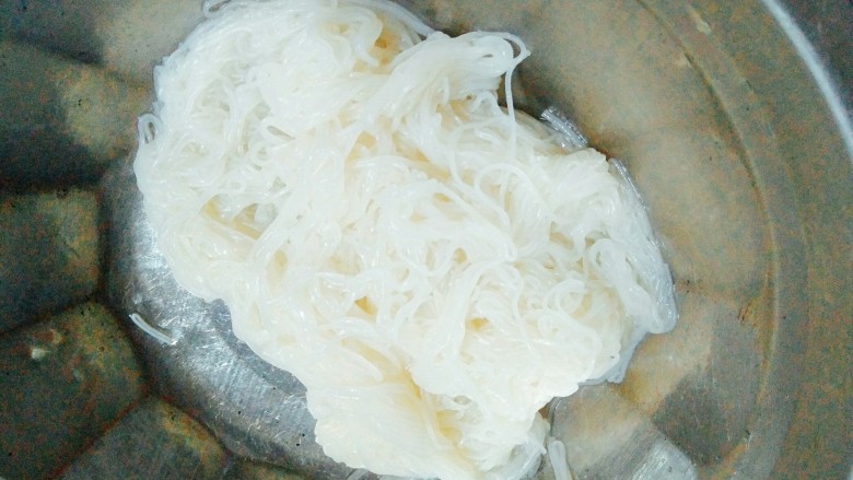 土豆丸(也叫假鱼丸),将煮好的寿面放一旁备用