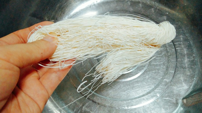 土豆丸(也叫假鱼丸),准备一剂寿面