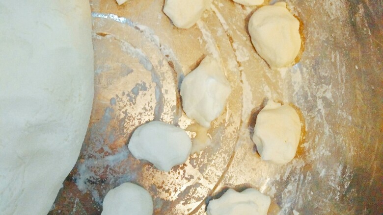 土豆丸(也叫假鱼丸),面团分成一个个小团