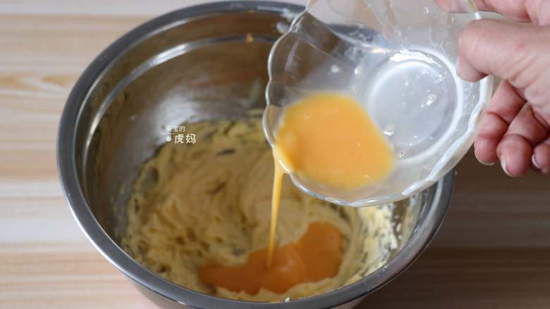 杏仁蛋糕,每次都要等搅打均匀后再加入下一次的蛋液;