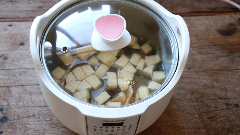 百变水果 什锦水果茶,盖上玻璃锅盖;