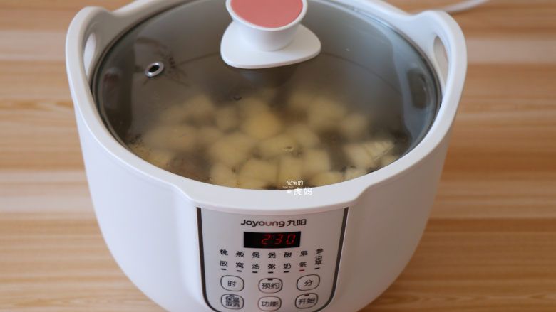 百变水果 什锦水果茶,接通电源后按功能键选择果茶功能;