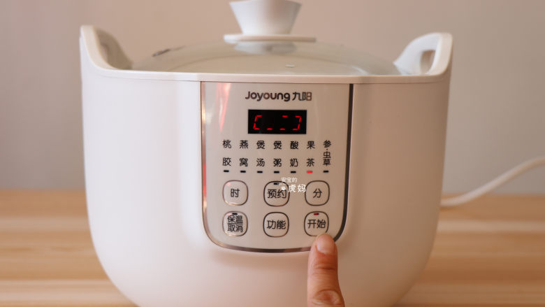 百变水果 什锦水果茶,按开始键后炖锅开始工作;