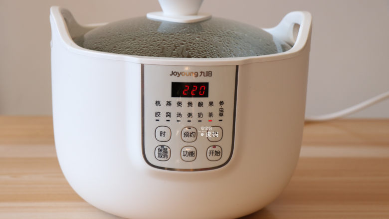 百变水果 什锦水果茶,继续炖煮10分钟就可停止程序关闭电源,倒出果茶到杯子里即可享用,水果也可以一起趁热吃下去;
