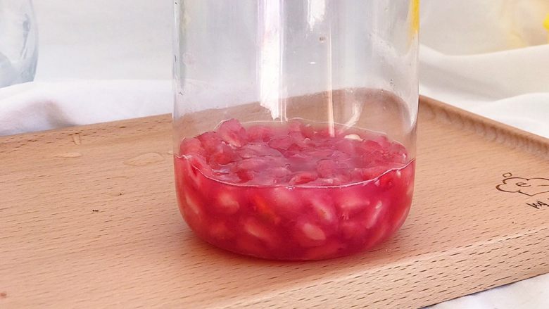 百变水果:粉色气泡水,一部分取汁备用一部分保留完整颗粒