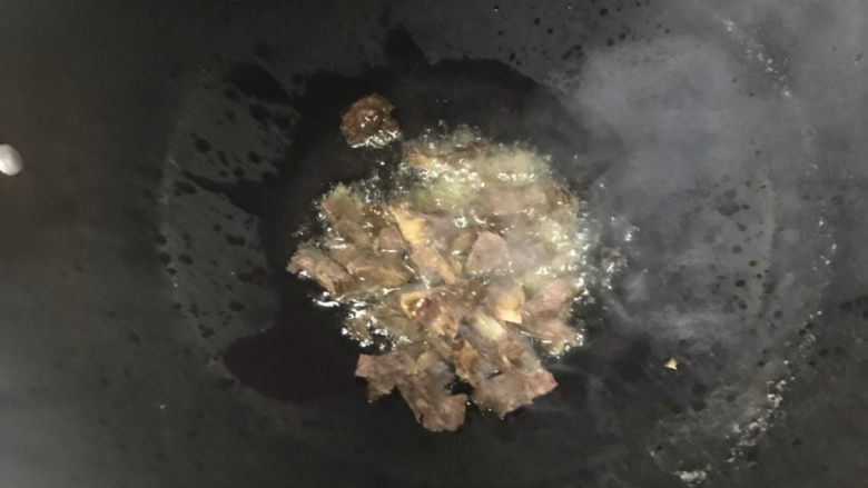冬天耳光饭,油烧热后倒入牛肉翻炒