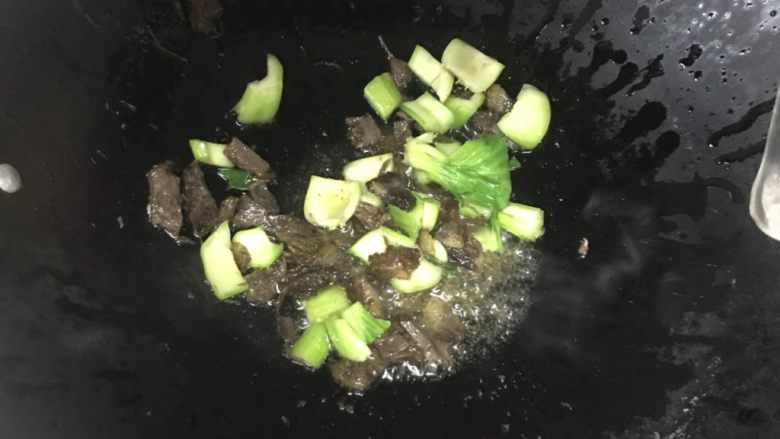 冬天耳光饭,放入青菜梗