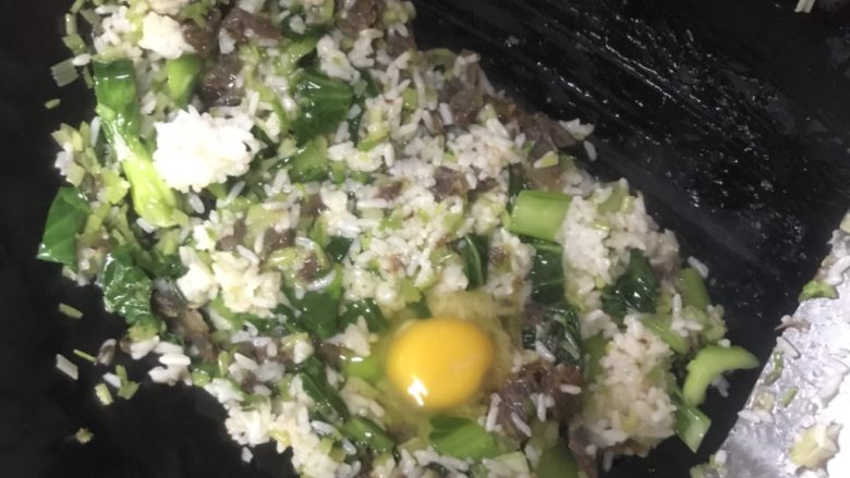 冬天耳光饭,鸡蛋直接打入炒熟