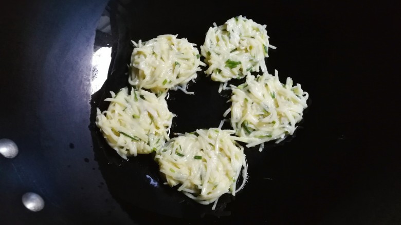 葱香土豆鸡蛋饼,热锅热油,用勺子一个一个挖出面糊放入锅中中火煎金黄
