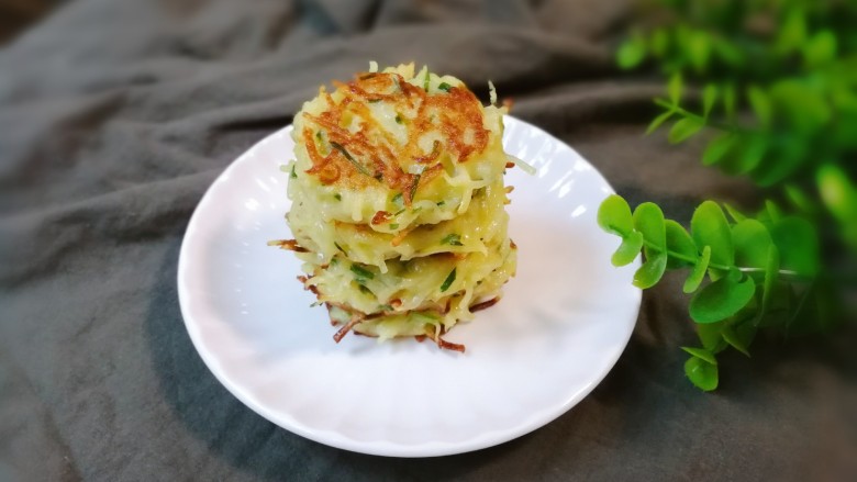 葱香土豆鸡蛋饼,带着花生葱香味的土豆鸡蛋饼特别香好吃