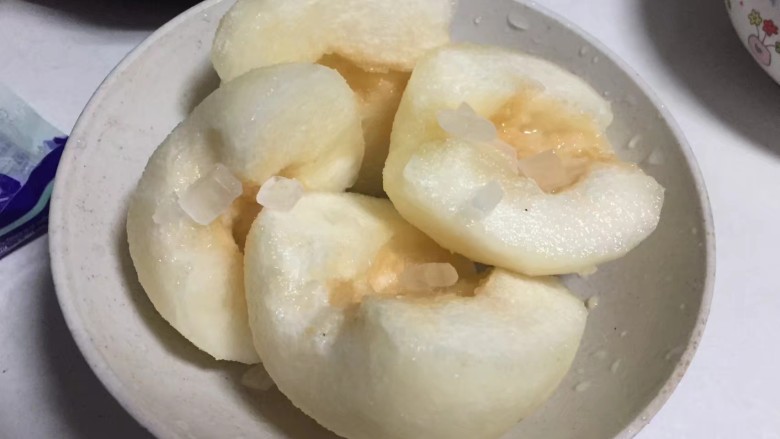 冰糖雪梨(原味、冰糖、枸杞大补)😘️,用水果刀把梨子皮削赶干净,中间切开,挖去核。