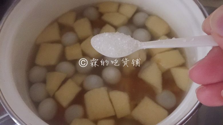 百变水果 桂花水果圆子羹,根据口味添加适量的<a style='color:red;display:inline-block;' href='/shicai/ 10588'>糖</a>,搅匀就可以出锅了
