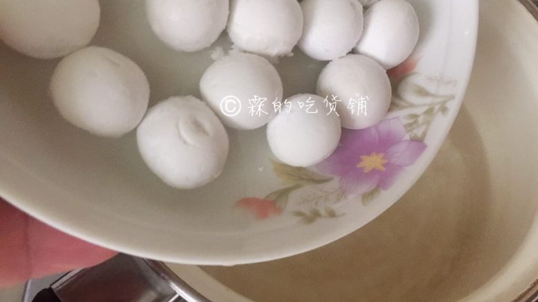 百变水果 桂花水果圆子羹,锅里水烧开后,先把小圆子放进去