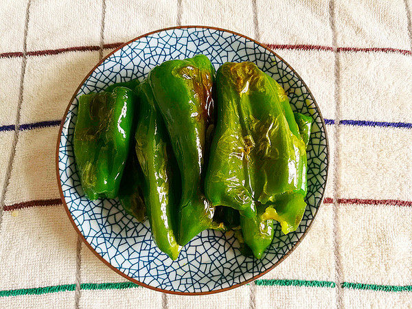 虎皮青椒,青椒四周出现虎皮后,盛入盘子中待用。