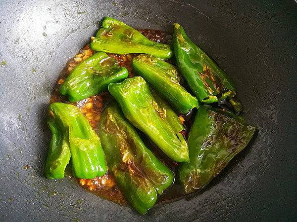 虎皮青椒,
翻炒几分钟,使虎皮青椒入味,将其炒熟了即可。