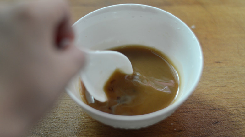 蒜蓉蚝油菜心,再加入少许淀粉和水调匀