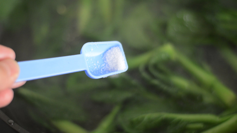 蒜蓉蚝油菜心,并加入少许盐和食用油