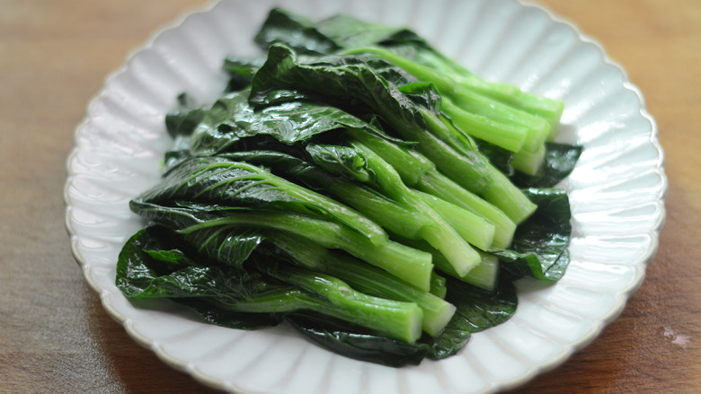 蒜蓉蚝油菜心,焯烫1分钟后捞出,整齐的摆入盘中