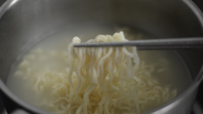 彩蔬炸酱面,<a style='color:red;display:inline-block;' href='/shicai/ 6249'>面饼</a>放入滚水中,煮约4分钟后捞出