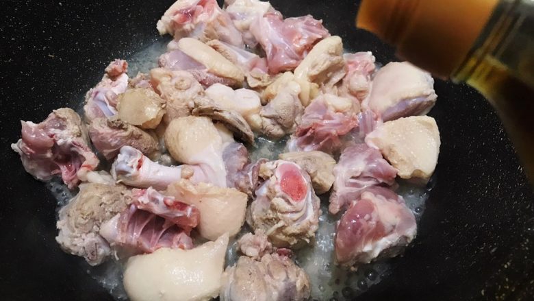 魔芋啤酒鸭,加入料酒,翻炒出肥油