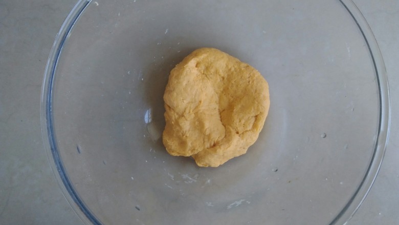 柿子软煎饼,和成柔软的面团,盖上保鲜膜饧30分钟。