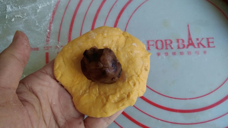 柿子软煎饼,擀成圆形,放上馅料。