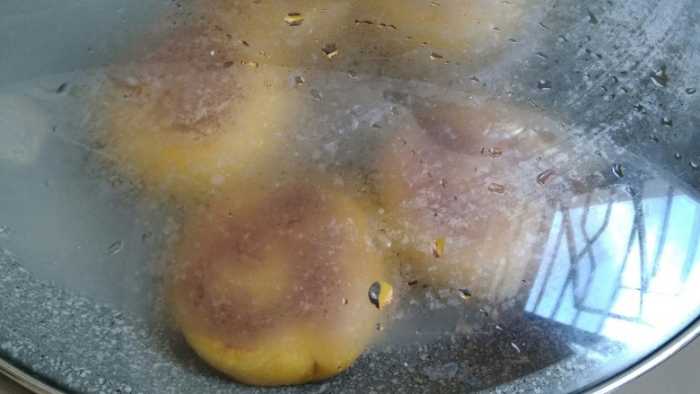 柿子软煎饼,一面煎好后,翻面再煎一面,多翻几次面,上色会更均匀,中途可以盖上锅盖更快熟,大概煎了五六分钟时间。