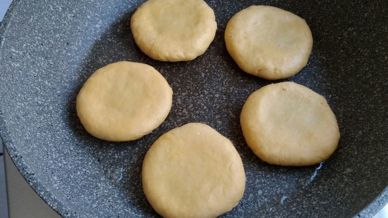 柿子软煎饼,平底不粘锅里加入油,烧热后转小火,放上柿子饼,小火慢煎。