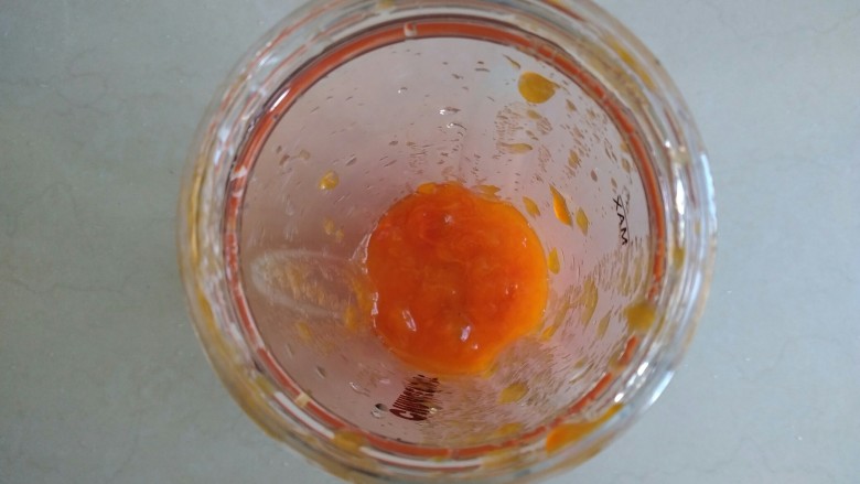 柿子软煎饼,柿子去皮,把果肉放进搅拌机里。