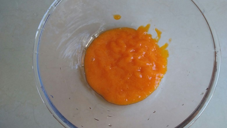 柿子软煎饼,打好的果泥很细腻。