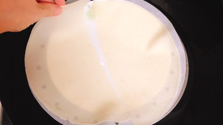 京酱鸡肉丝-可做早餐,买来包装的春卷皮,放锅里隔水蒸3~5分钟。