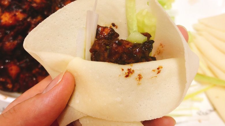 京酱鸡肉丝-可做早餐,美味势不可挡。不喜欢吃春卷皮,喜欢吃薄皮的亲,也可以用饺子皮代替,我主页里那个做春卷的食谱里有具体做法步骤。