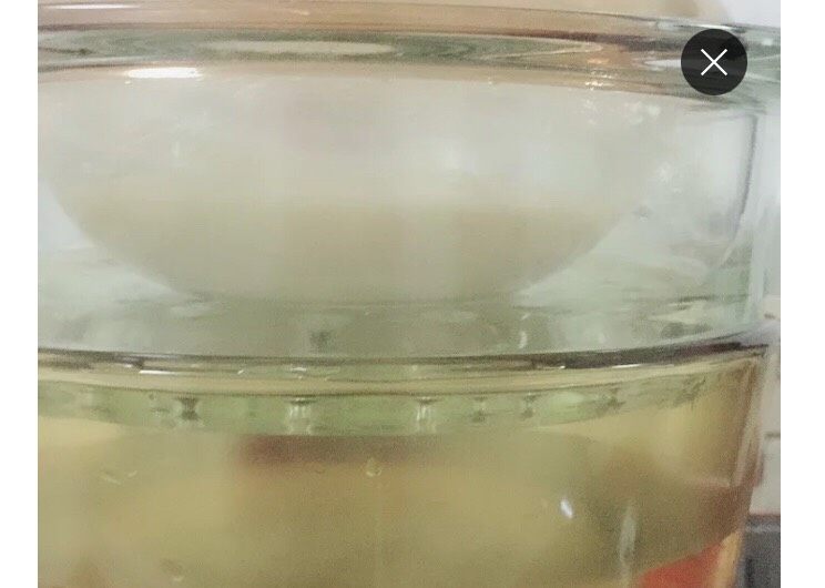 宝宝辅食系列~银耳红枣山药糕,贴上保鲜膜,四周用牙签扎小孔,冷水上锅蒸至15分钟左右,大火,蒸的时间要痕迹厚度和自家火力,进行灵活调整。