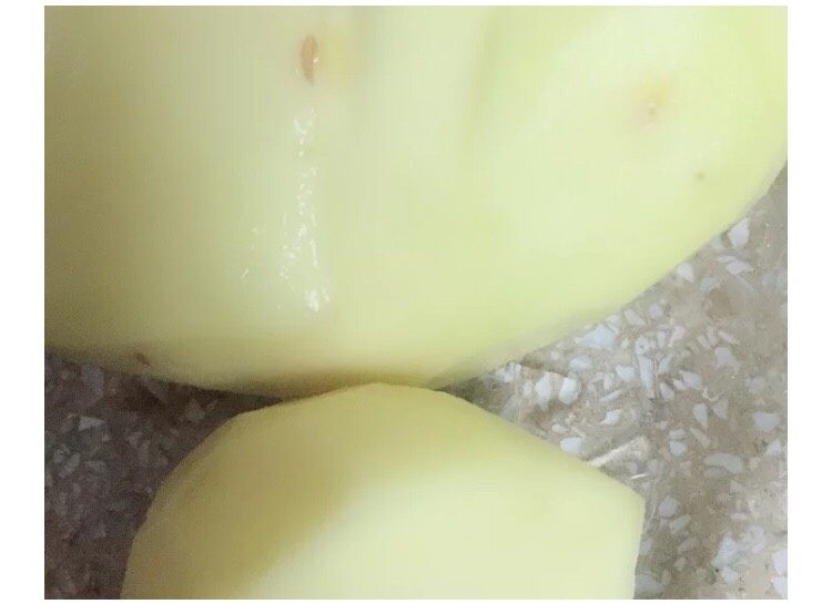 宝宝辅食系列~土豆紫菜芝麻饼,<a style='color:red;display:inline-block;' href='/shicai/ 23'>土豆</a>洗净,切片放入锅中蒸15分钟至完全烂透。