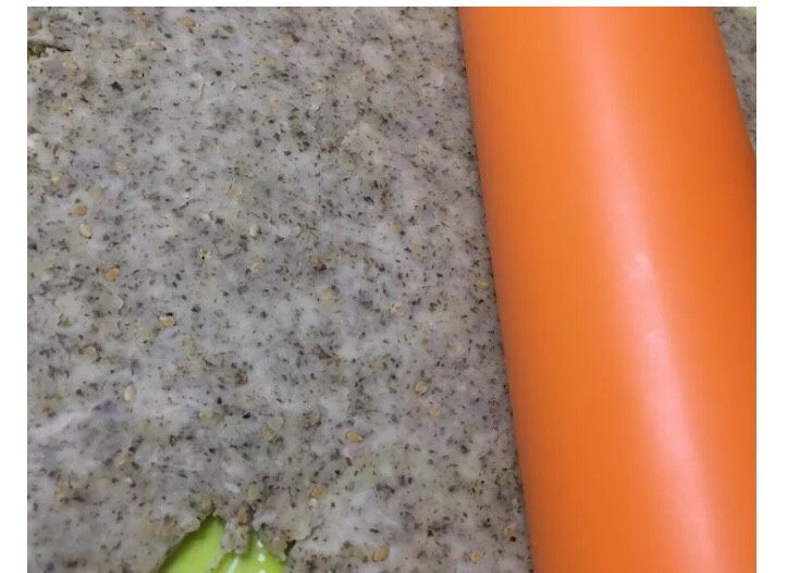 宝宝辅食系列~土豆紫菜芝麻饼,取出面团,在揉面垫上多撒一些干粉防粘,尽量擀均匀,这样烤的时候不会有的地方已经烤好了,有的地方还没烤好。