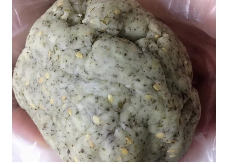 宝宝辅食系列~土豆紫菜芝麻饼,放到保鲜袋醒发20分钟左右