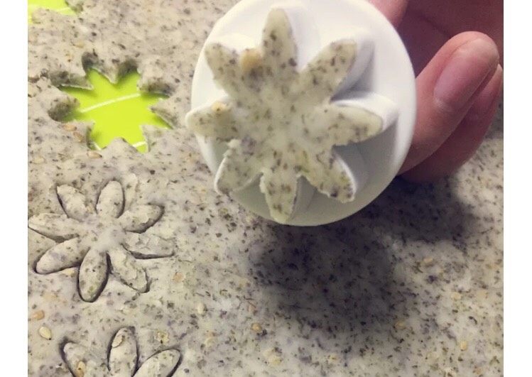 宝宝辅食系列~土豆紫菜芝麻饼,用工具按出花型