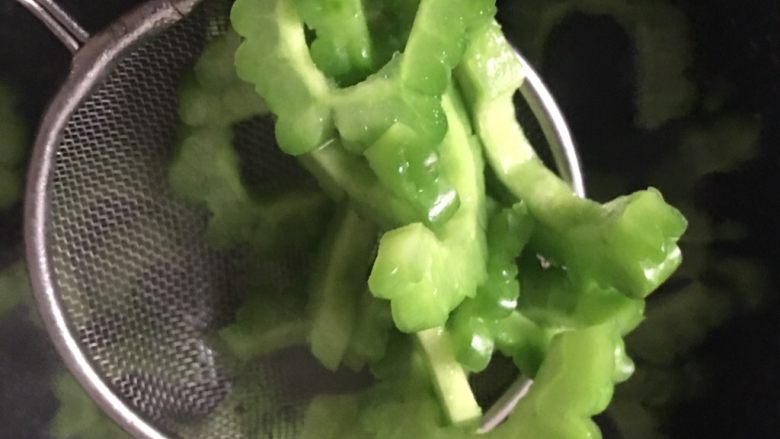 苦瓜煎蛋➕凉拌苦瓜,5️⃣ 锅中倒入适量水,加入少量盐,等水烧开,放入余下的苦瓜,等苦瓜变嫩绿捞出沥干,放冷。