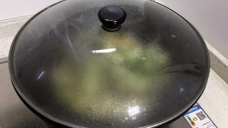 白玉菇杭椒炒腌白菜,盖上锅盖,转中小火,焖煮2分钟
