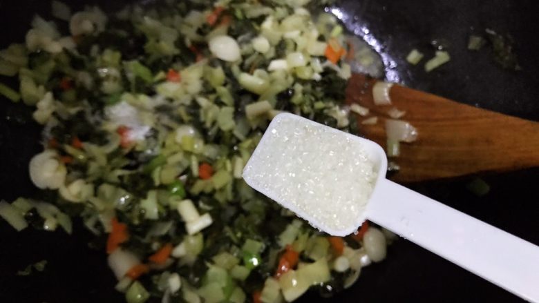 白玉菇杭椒炒腌白菜,加一小勺细砂糖,翻炒均匀,即可